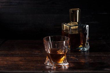 Konyak Cam ve koyu ahşap masa üzerinde lüks alkol