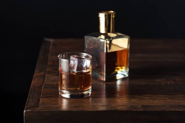 Cam ve şişe viski siyah izole koyu ahşap tablo  