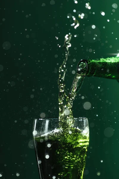 Derramando Cerveja Vidro Com Salpicos Isolados Conceito Verde Patrick Dia — Fotografia de Stock