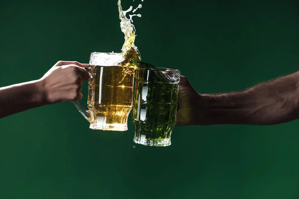 Vista Cortada Homens Clinking Copos Cerveja Com Salpicos Isolados Verde — Fotografia de Stock