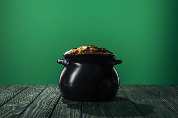 金币在黑色锅孤立的绿色 帕特里克日概念 — 图库照片