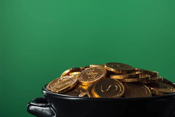Monedas Oro Olla Negra Aislado Verde Con Espacio Copia San — Foto de Stock