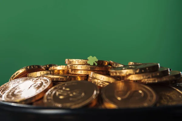 Lesklé Zlaté Mince Shamrock Izolovaných Zelené Patrick Day Koncept — Stock fotografie