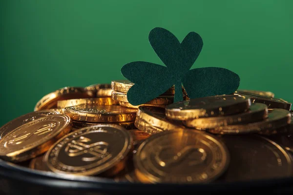 Goldglänzende Münzen Mit Shamrock Isoliert Auf Grünem Patrick Day Konzept — Stockfoto
