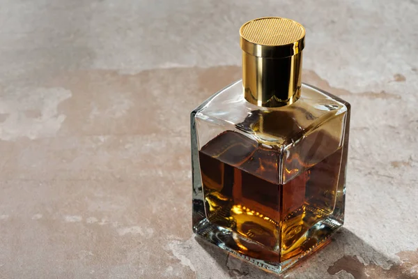 Nahaufnahme Einer Flasche Bernstein Bourbon Auf Grauer Grunge Oberfläche — Stockfoto