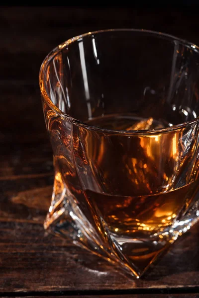Vedere Aproape Alcoolului Chihlimbar Sticlă Masa Lemn — Fotografie, imagine de stoc