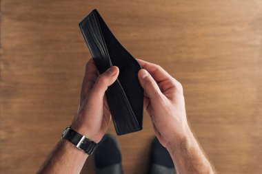 boş cüzdan ahşap arka plan üzerinde tutan adamın üstten görünüm