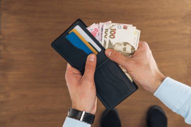 adamın cüzdanından kredi kartları hryvnyas Lirası üstünde tahta arka plan ile alarak üstten görünüm