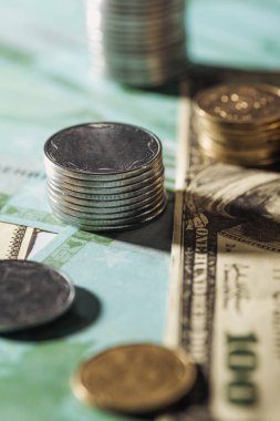 Ukrayna seçici odak yığınları üzerinde dolar ve euro banknot paraları