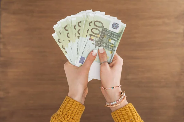 Вид Женщины Держащей Банкноты Евро Деревянном Фоне — стоковое фото