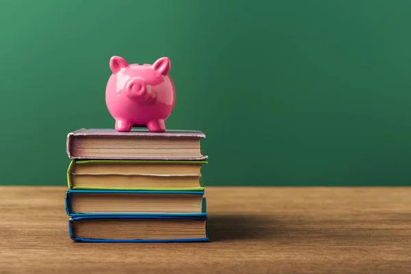 Banco Piggy Rosa Livros Mesa Madeira Fundo Verde — Fotografia de Stock