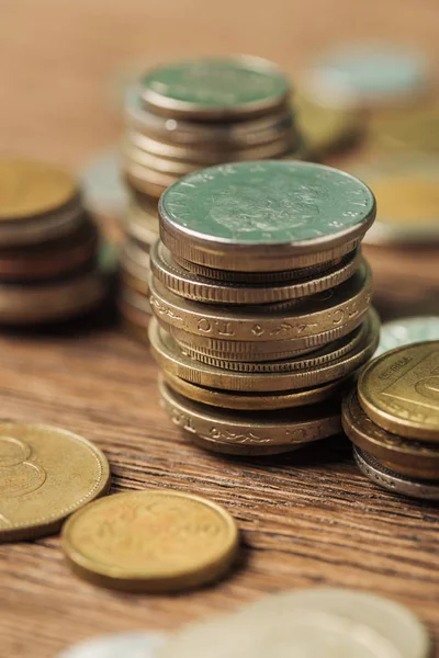 Enfoque Selectivo Pilas Con Diferentes Monedas Sobre Fondo Madera — Foto de Stock