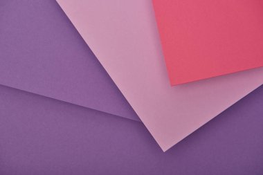 Lila, mor ve pembe kağıt yaprak kopya alanı ile üstten görünüm