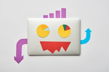 Kağıt çizelgeleri ve grafik, beyaz arka plan üzerinde oklar ile dizüstü üstten görünüm