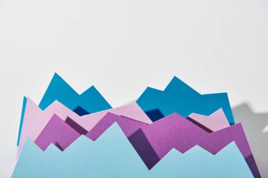 kopya alanı beyaz zemin üzerine mavi ve mor kağıt grafikleri