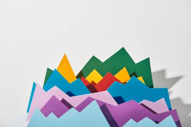 Beyaz arka plan üzerinde kopya alanı ile çok renkli kağıt grafikler