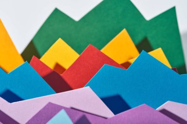 Beyaz arka plan üzerinde renkli kağıt grafik seçici odak