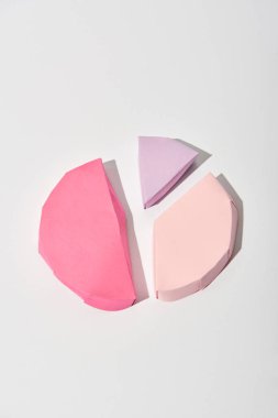 Beyaz arka plan üzerinde parçaların grafik pembe ve mor kağıt