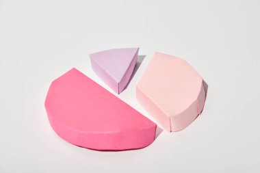 grafik pembe kağıt parçaları beyaz zemin üzerine figürü