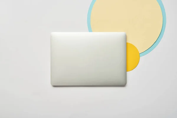 白い背景上の閉じたノート パソコンと紙サークル トップ表示 — ストック写真
