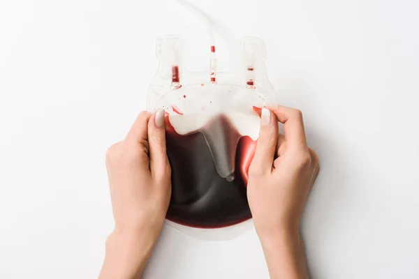 Частичное Представление Женщины Капельницей Крови Белом Фоне Концепция Донорства Крови — стоковое фото