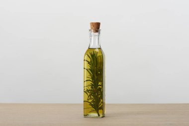 corked şişe biberiye dalı içinde gri yüzeyi ile aromalı yağı