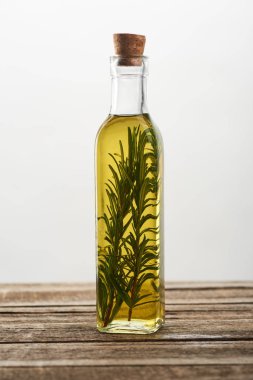 ahşap yüzey dallarda biberiye aromalı yağ şişe