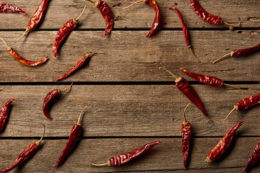 red hot chili peppers üstten görünüm ahşap arka plan üzerinde