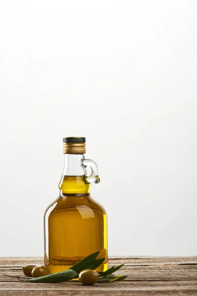 Бутылка Оливковыми Листьями Оливками Изолированные Сером — стоковое фото