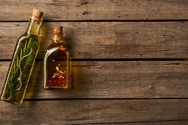Draufsicht Auf Flaschen Mit Mit Rosmarin Und Gewürzen Auf Holzgrund — Stockfoto