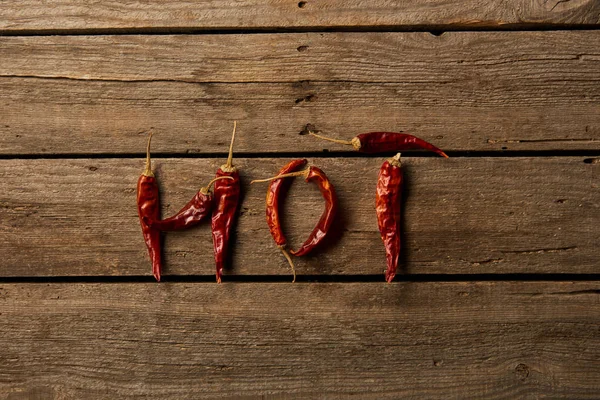 Bovenaanzicht Van Red Hot Chili Peppers Gerangschikt Woord Hot Houten — Stockfoto