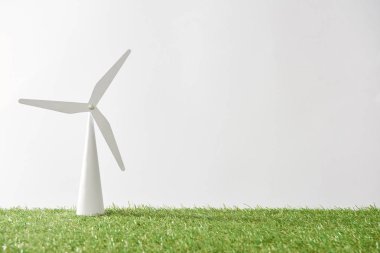 yel değirmeni model yeşil çim ve kopya alanı ile beyaz arka plan üzerinde