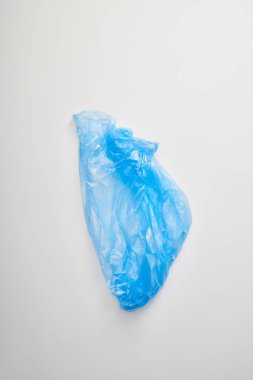Mavi çöp torbası üstten görünüm beyaz arka plan üzerinde