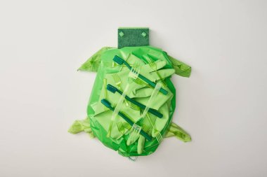 Kaplumbağa rakamın üzerinde beyaz izole tek kullanımlık plastik sofra, çanta, sünger ve lastik eldiven yapılan üstten görünüm