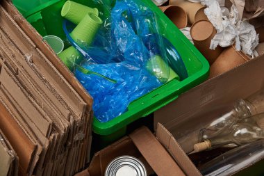 karton, cam şişeler, polietilen, plastik ve kağıt bardak sıralanmış çöp kutusu