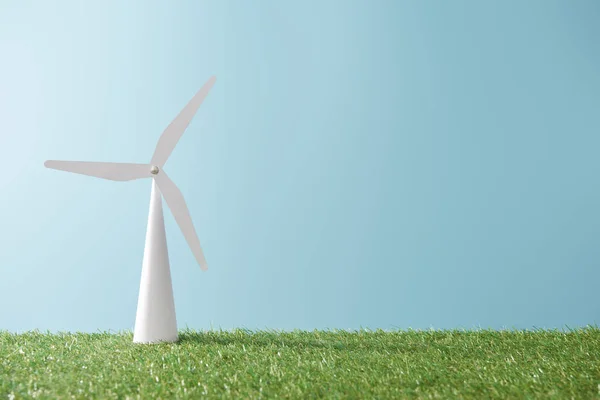 Windmolen Model Groen Gras Een Blauwe Achtergrond Met Kopie Ruimte — Stockfoto