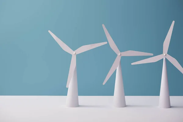 Windmill Modeller Vitt Bord Och Blå Bakgrund — Stockfoto