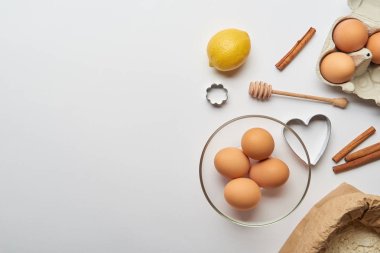 gri arka plan üzerinde ekmek malzemeler ve hamur kalıpları üstten görünüm 