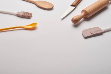 gri yüzeyi çeşitli mutfak aletleri