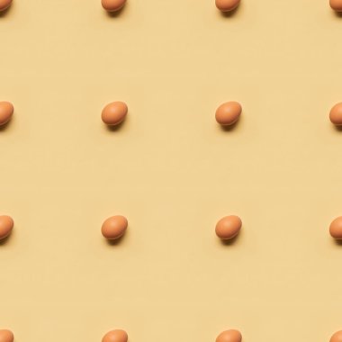 sarı arka plan, seamless modeli üzerinde organik kahverengi yumurta