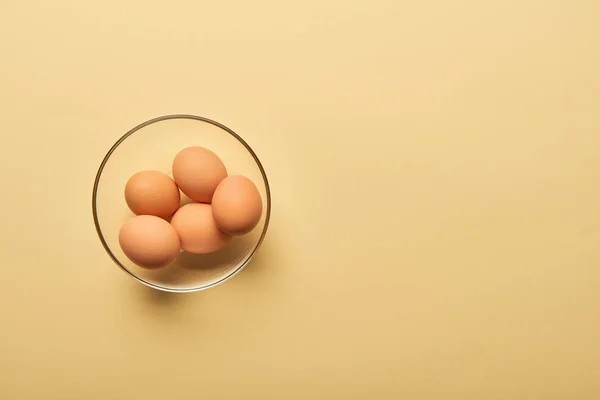 Top View Fresh Eggs Glass Bowl Yellow Background — Stock Photo, Image