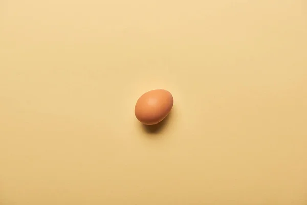 在黄色背景的新鲜鸡蛋的顶视图 — 图库照片