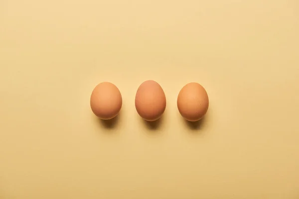 Flat Lay Brown Organic Eggs Arranged Row Yellow Background — Stock Photo, Image