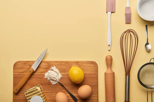 調理器具と食材木製のまな板とフラット レイアウト — ストック写真