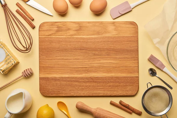 Draufsicht Auf Ein Leeres Holzschneidebrett Mit Kochutensilien Und Zutaten Auf — Stockfoto