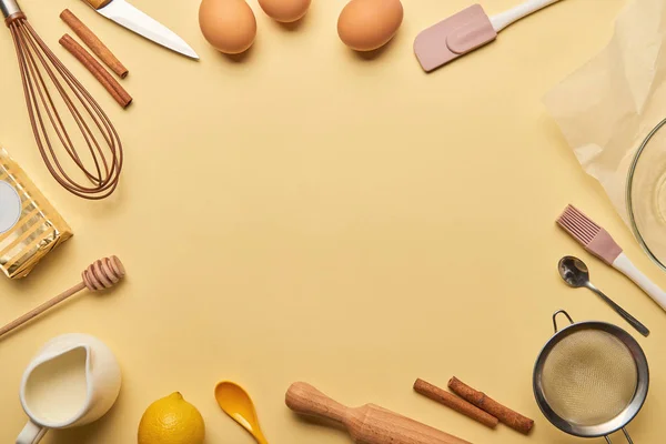 調理器具や食材のフレーム コピー スペースと黄色の背景に平面図 — ストック写真