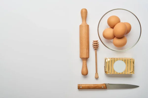 木製の調理器具と灰色の背景に生パン食材フラット レイアウト — ストック写真