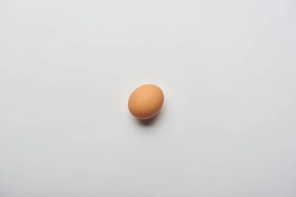 在灰色背景的有机棕色蛋的顶视图 — 图库照片