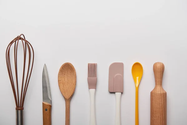 Vista Superior Dos Utensílios Cozinha Dispostos Linha Sobre Fundo Cinzento — Fotografia de Stock