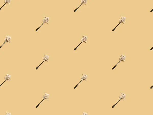 Scattered Flour Spoons Yellow Background Seamless Pattern — Stock Photo, Image